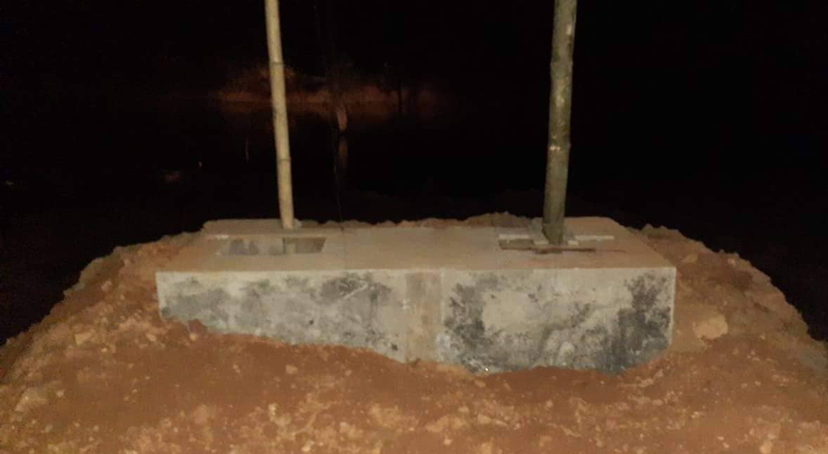 Dao mong xay cau, 2 anh em bi dat de tu vong hinh anh