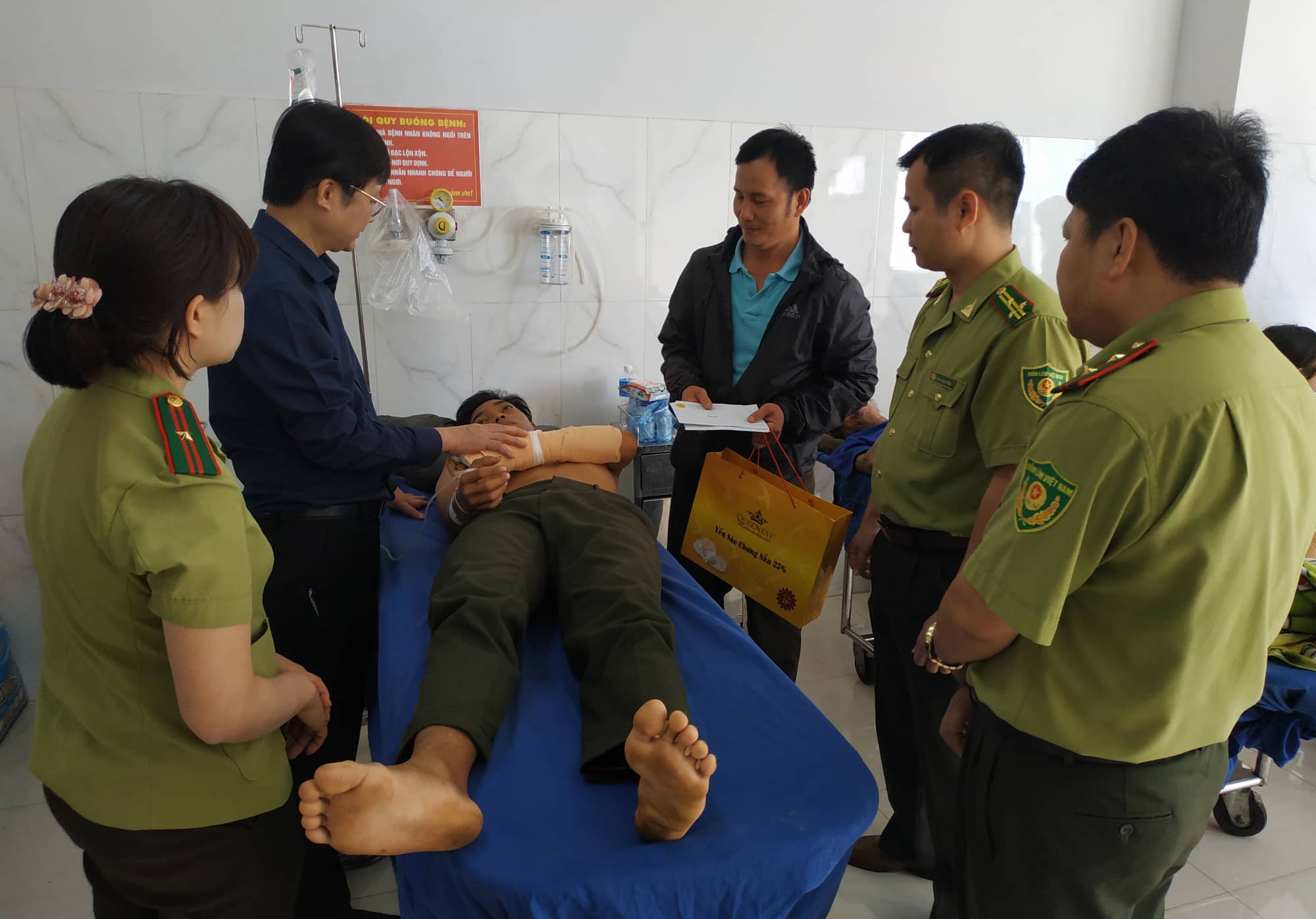 Kiểm lâm bị chém đứt gân tay ảnh 1 Kiem lam bi chem dut gan tay anh 1