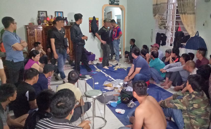 Tam giu 44 nguoi danh bac hinh anh