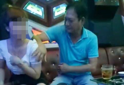 Lam ro vu Pho bi thu huyen uy so nguc nu nhan vien quan karaoke hinh anh