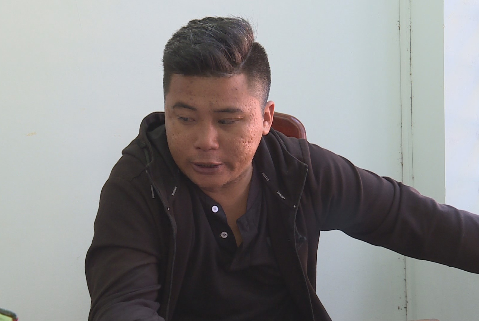 Bat thanh nien gia danh cong an de cuong doat tien hinh anh