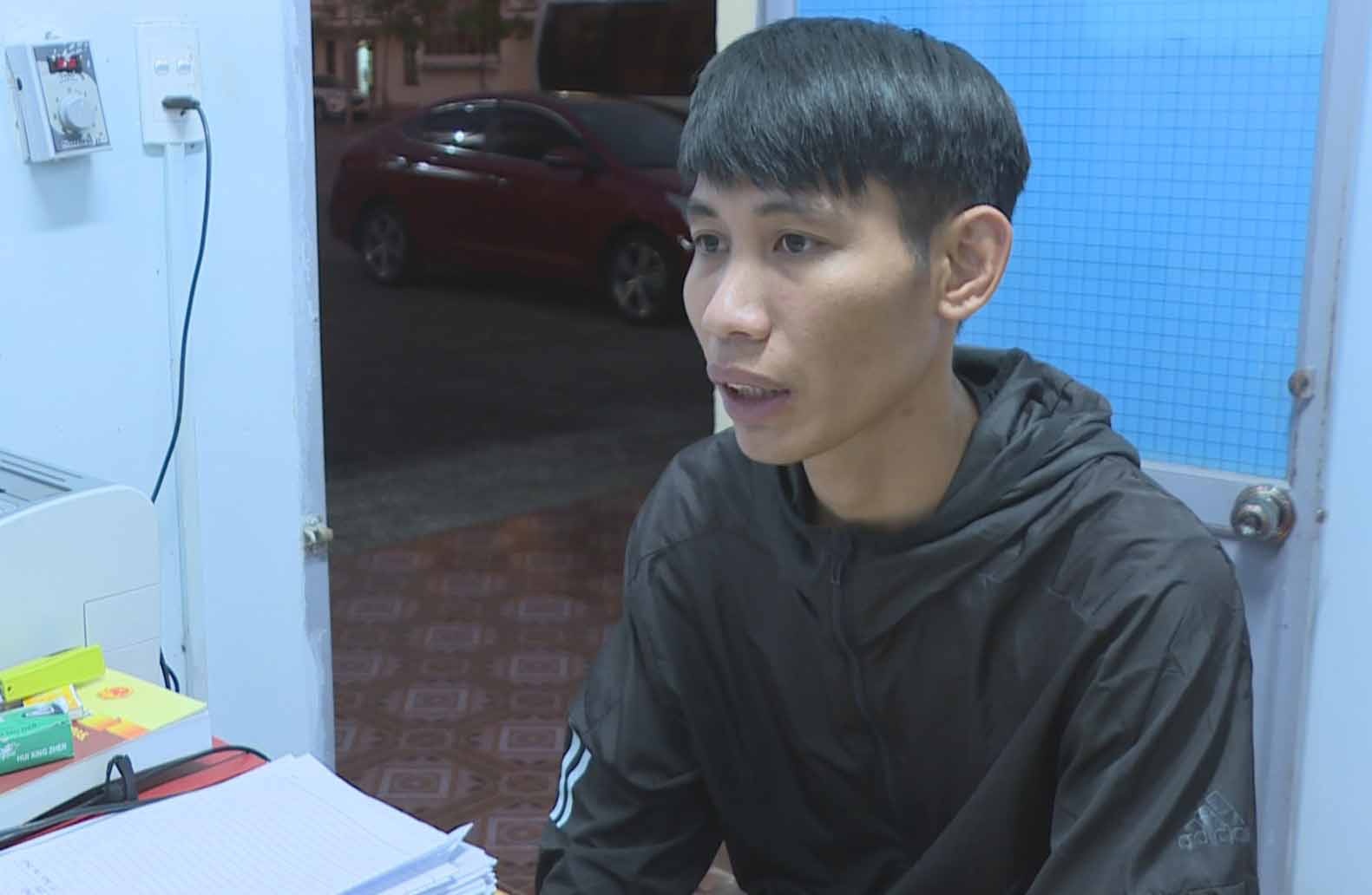 2 cong an bi dam khi dep long le duong hinh anh