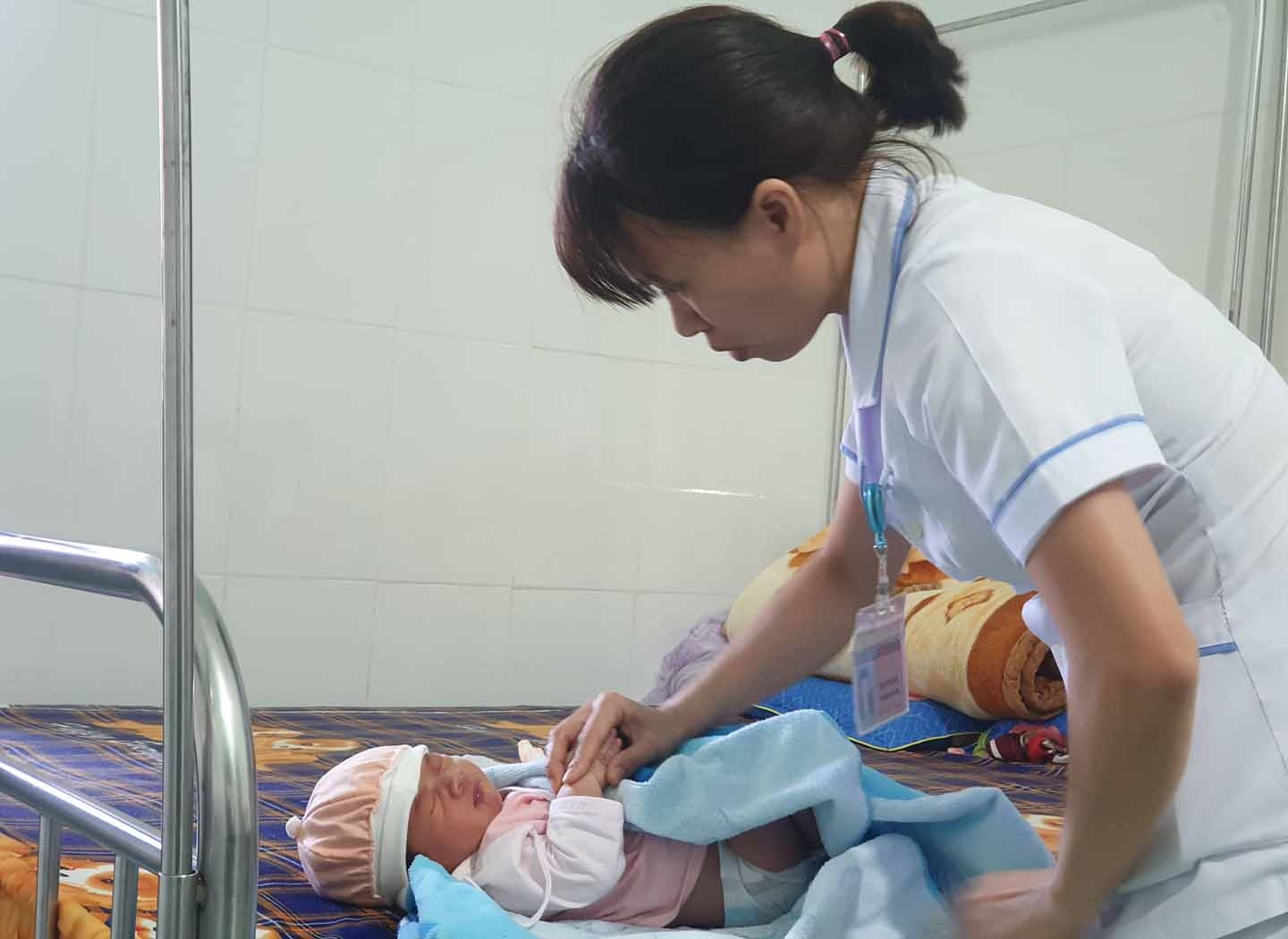 Be trai so sinh bi bo lai benh vien hinh anh