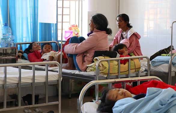 85 tre em bi ngo doc sau khi an do tu thien hinh anh