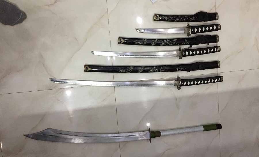 Cong an thu sung, kiem trong nha nhom cho vay nang lai hinh anh