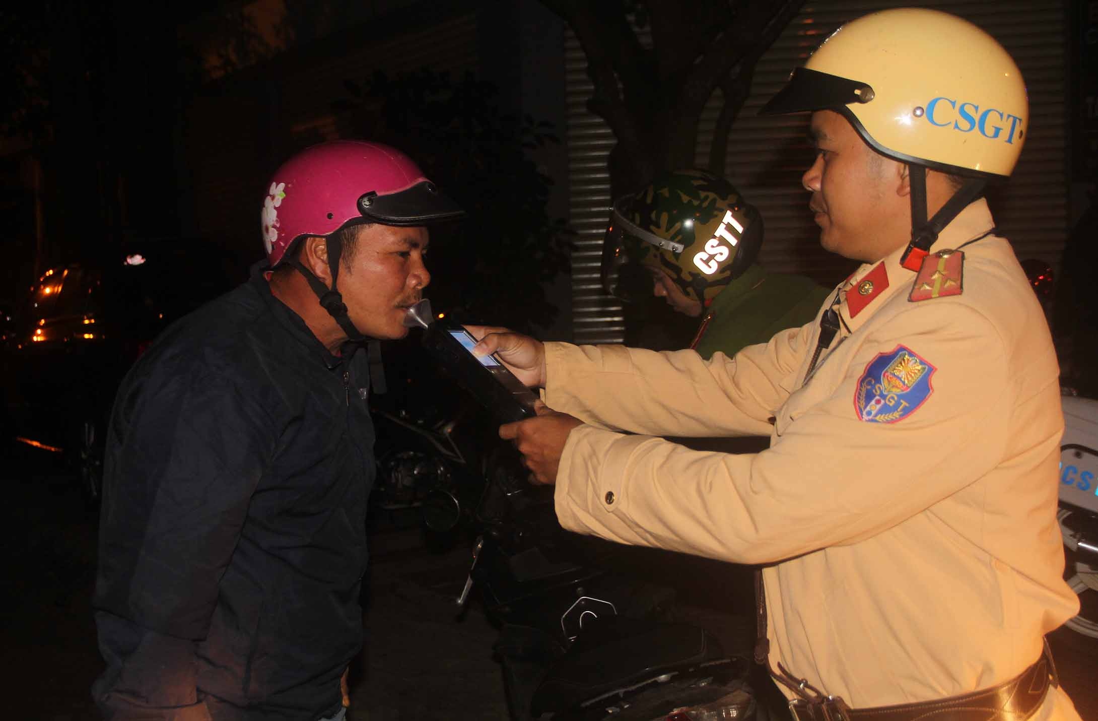 Bi phat 2,5 trieu khi cho ban ve nha sau chau nhau hinh anh