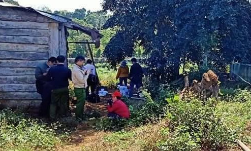 Thanh nien chay xem trong ray anh 1