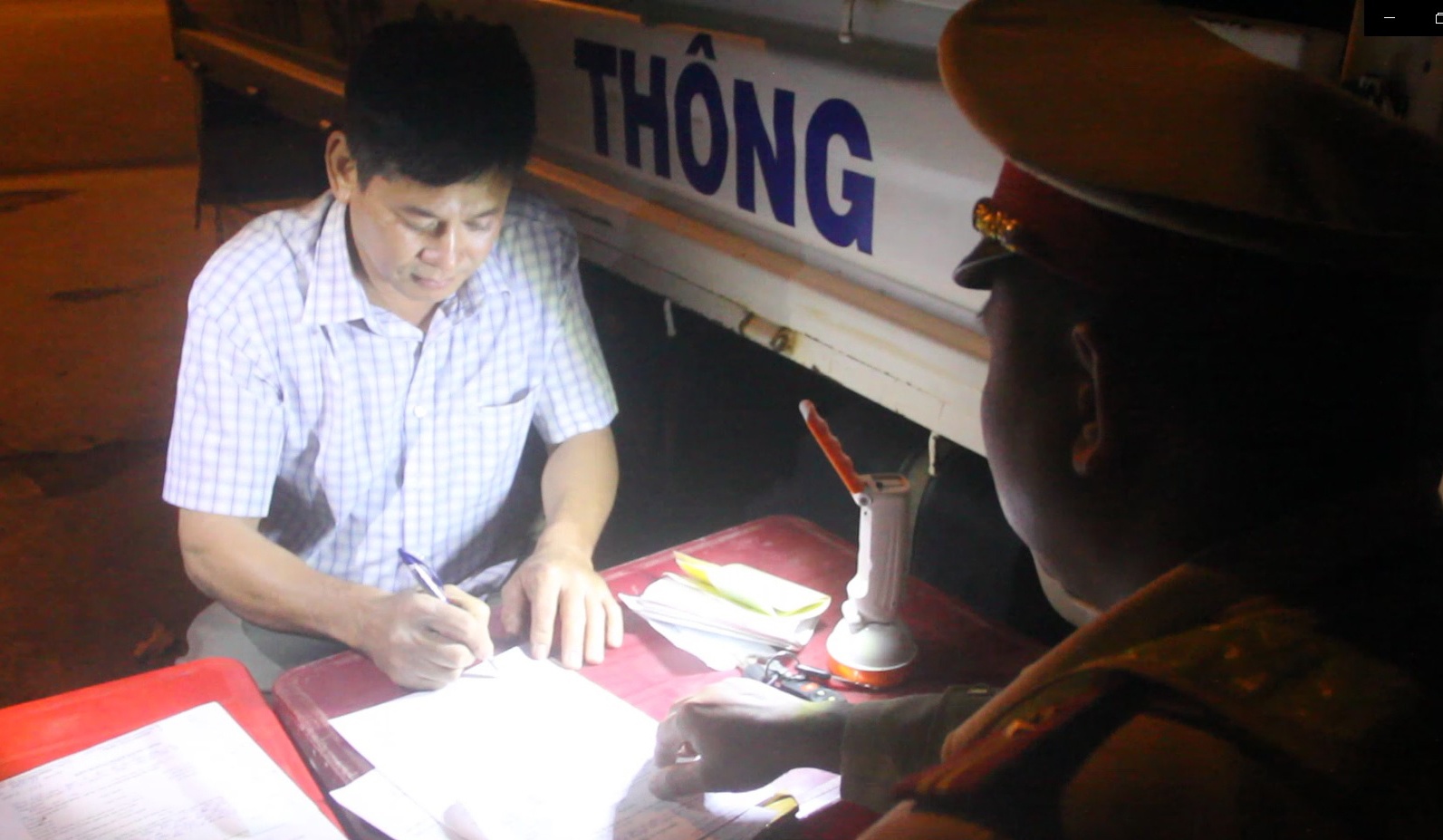 Tai xe oto ban tai bo chay khi bi kiem tra nong do con hinh anh