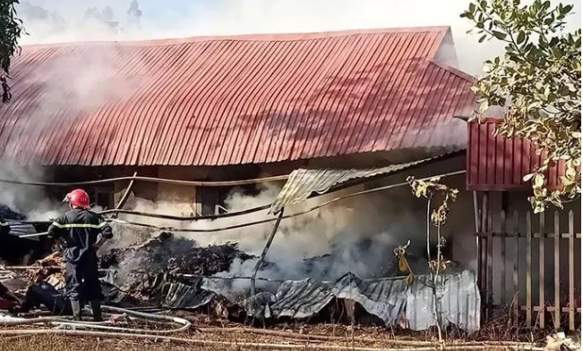 Nha kho trung tam bao tro nuoi 50 tre moi coi, khuyet tat chay rui hinh anh