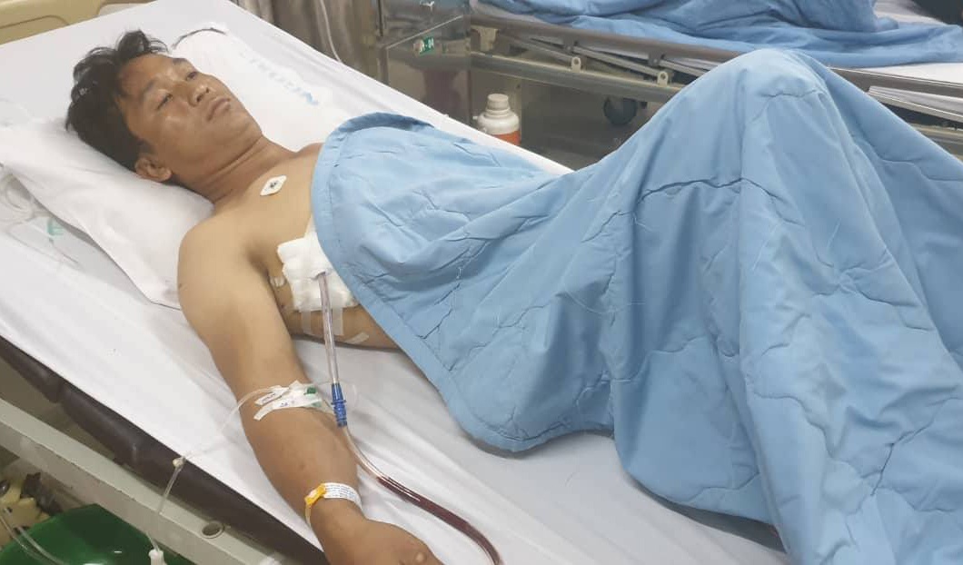 Mot nguoi bi ban gan 10 vien dan hinh anh