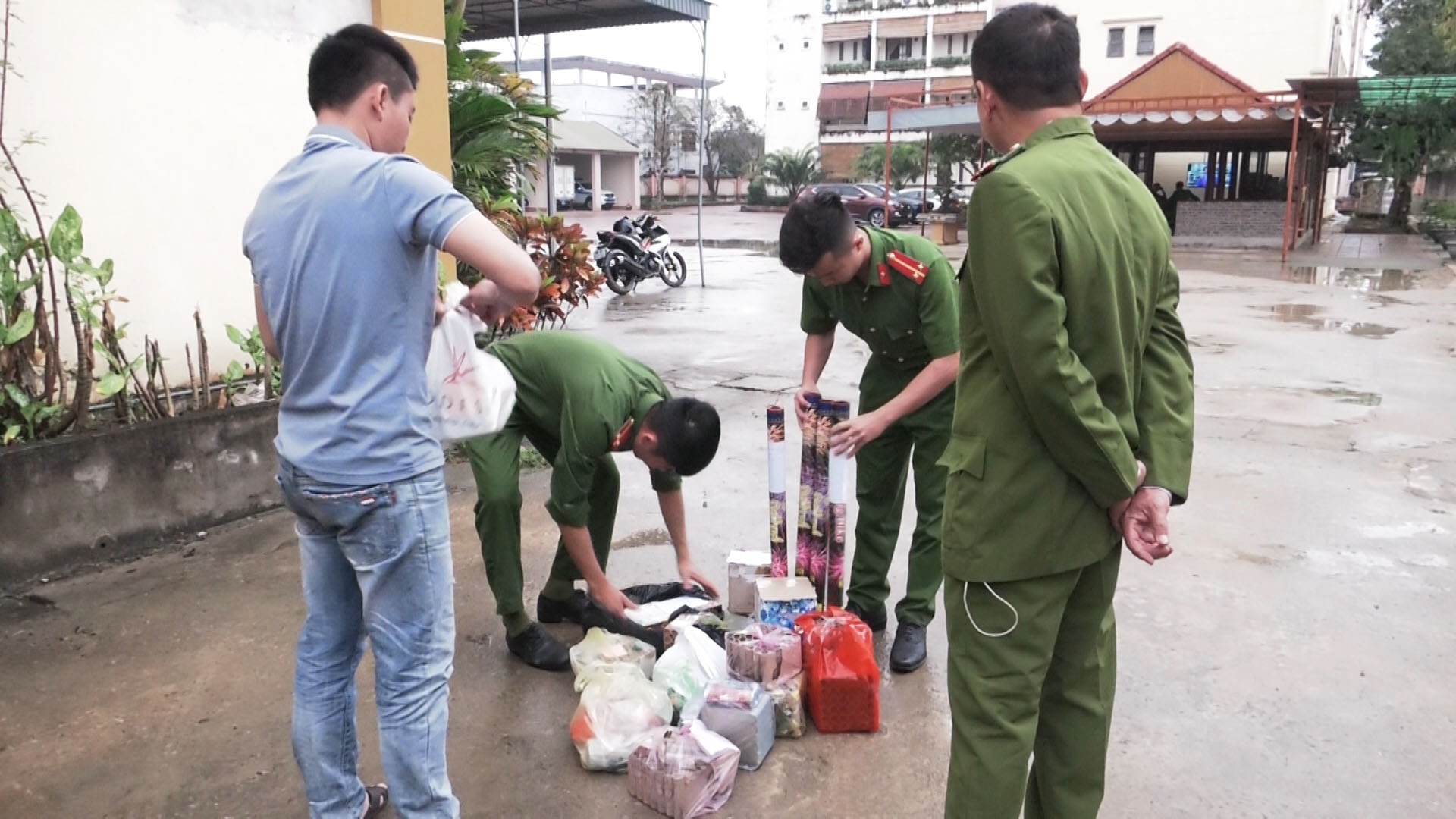 Thieu ta cong an bi nhom dot phao danh trong thuong hinh anh