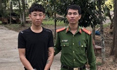 Hai thanh nien tron truy na bi bat khi ve que an Tet hinh anh