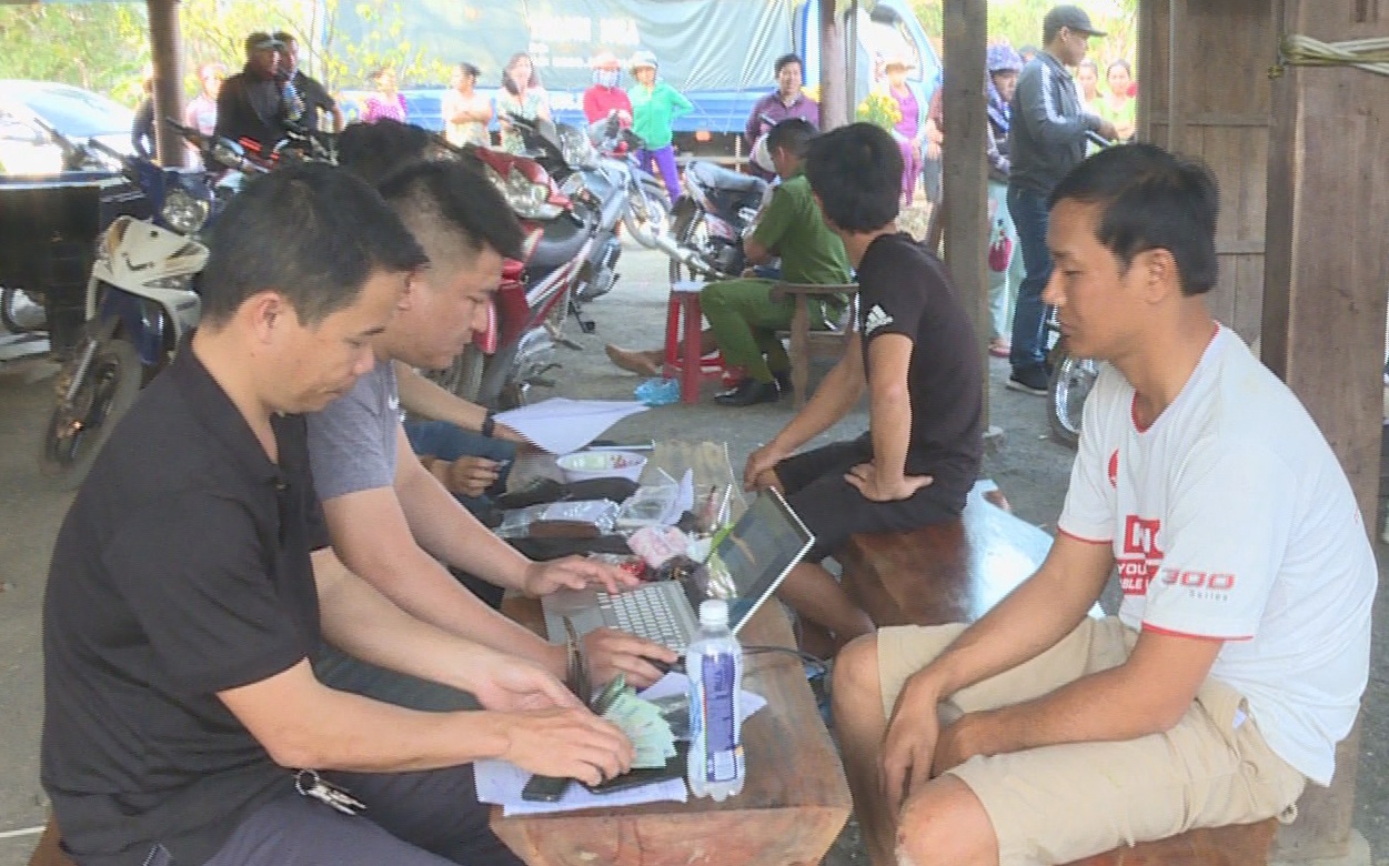 Cong an dot kich vao soi bac ngay mung 3 Tet hinh anh