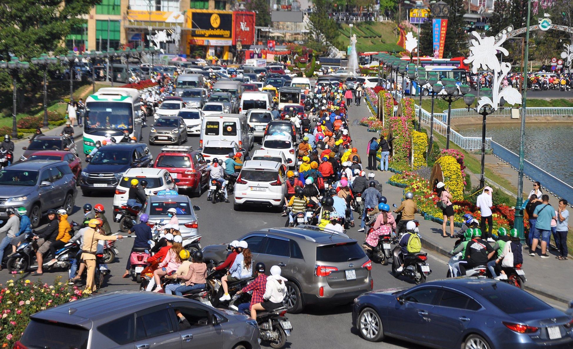 Da Lat ket xe sang mung 5 Tet hinh anh