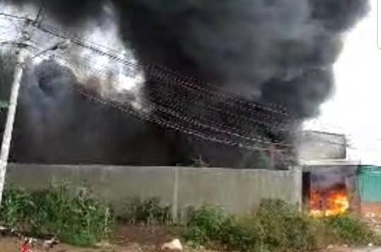 Nguoi dan om do bo chay khi kho chua lop oto boc chay hinh anh