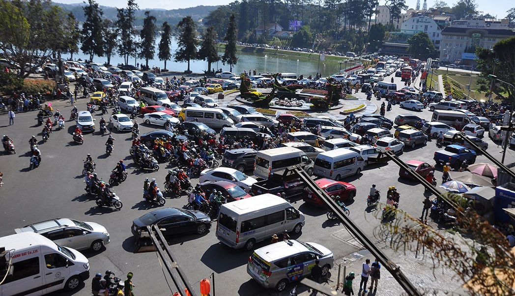 TP Da Lat ket xe ngay Tet anh 2