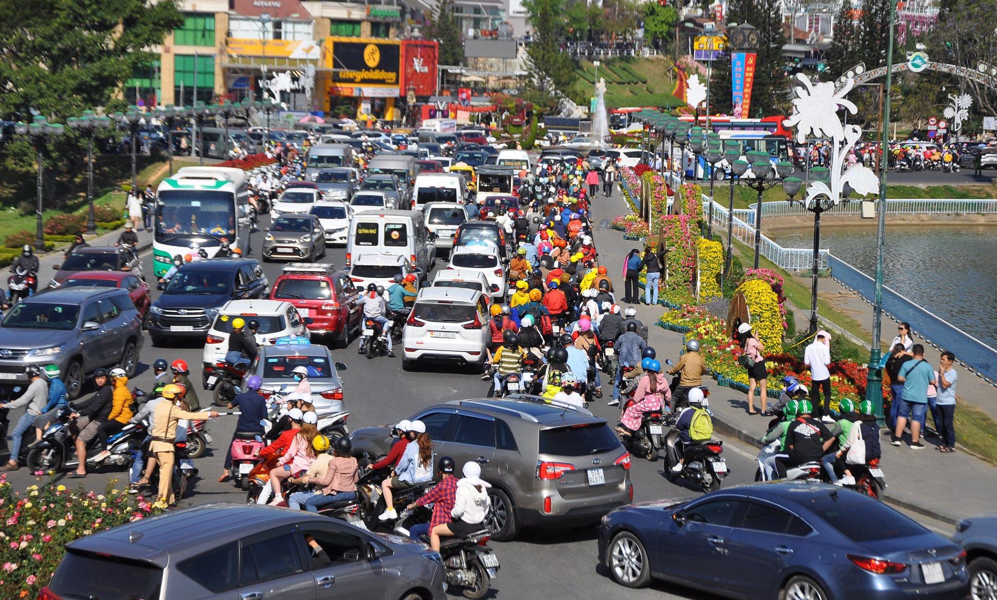 TP Da Lat ket xe ngay Tet anh 1