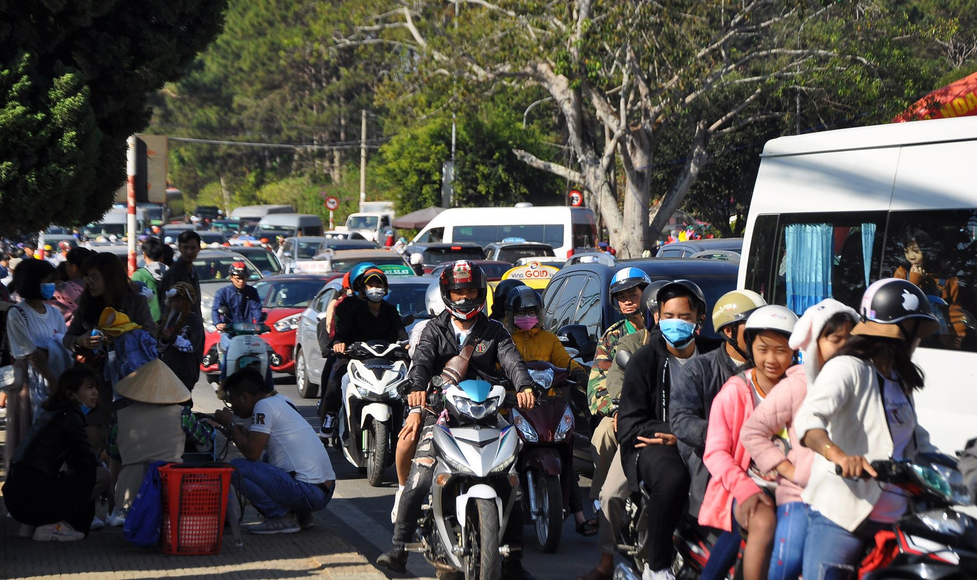 TP Da Lat ket xe ngay Tet anh 4