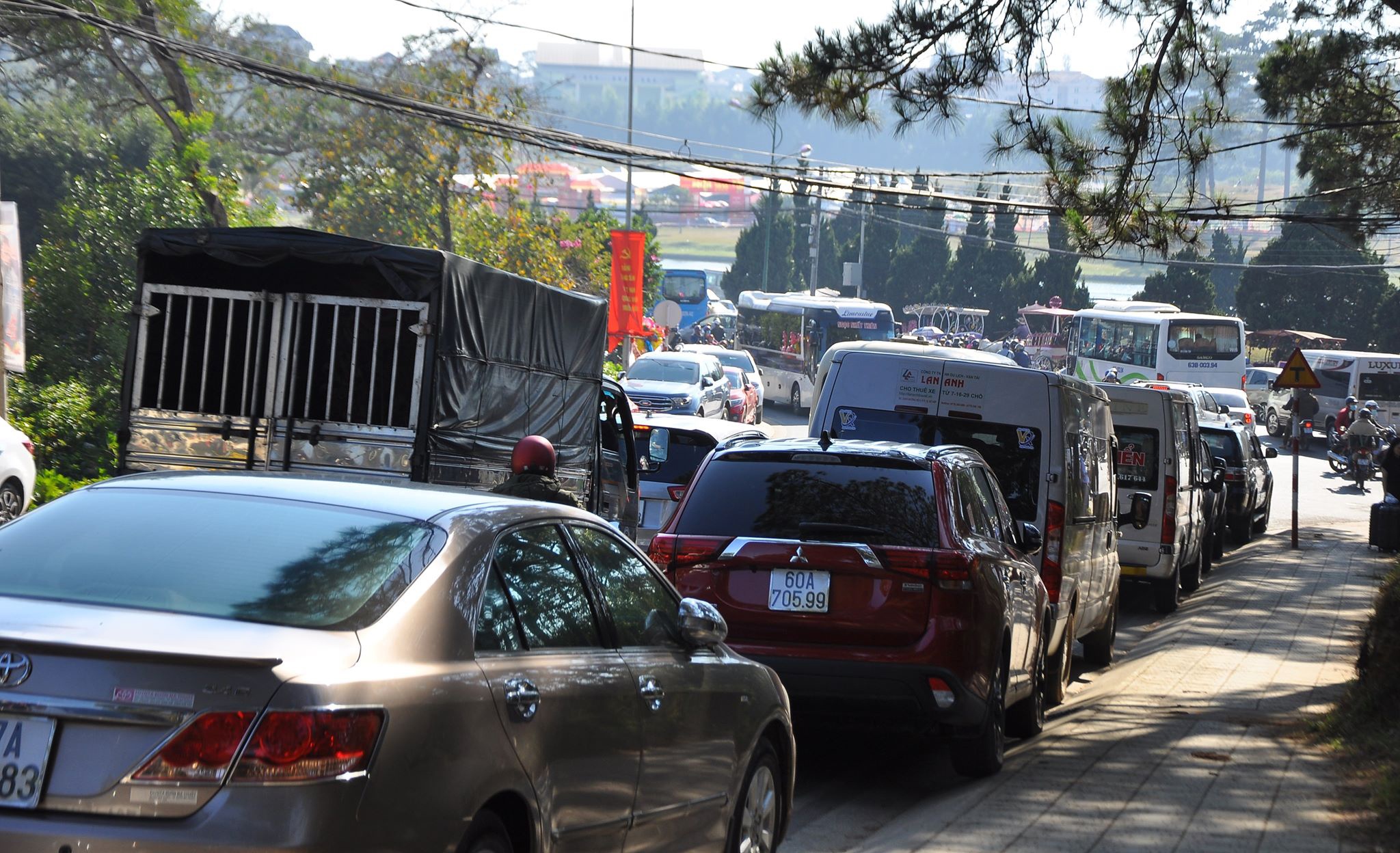 TP Da Lat ket xe ngay Tet anh 5