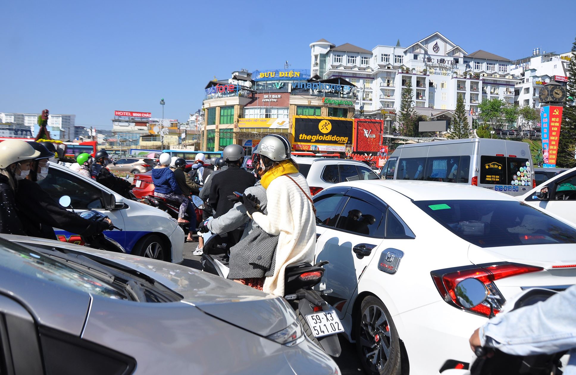 TP Da Lat ket xe ngay Tet anh 6