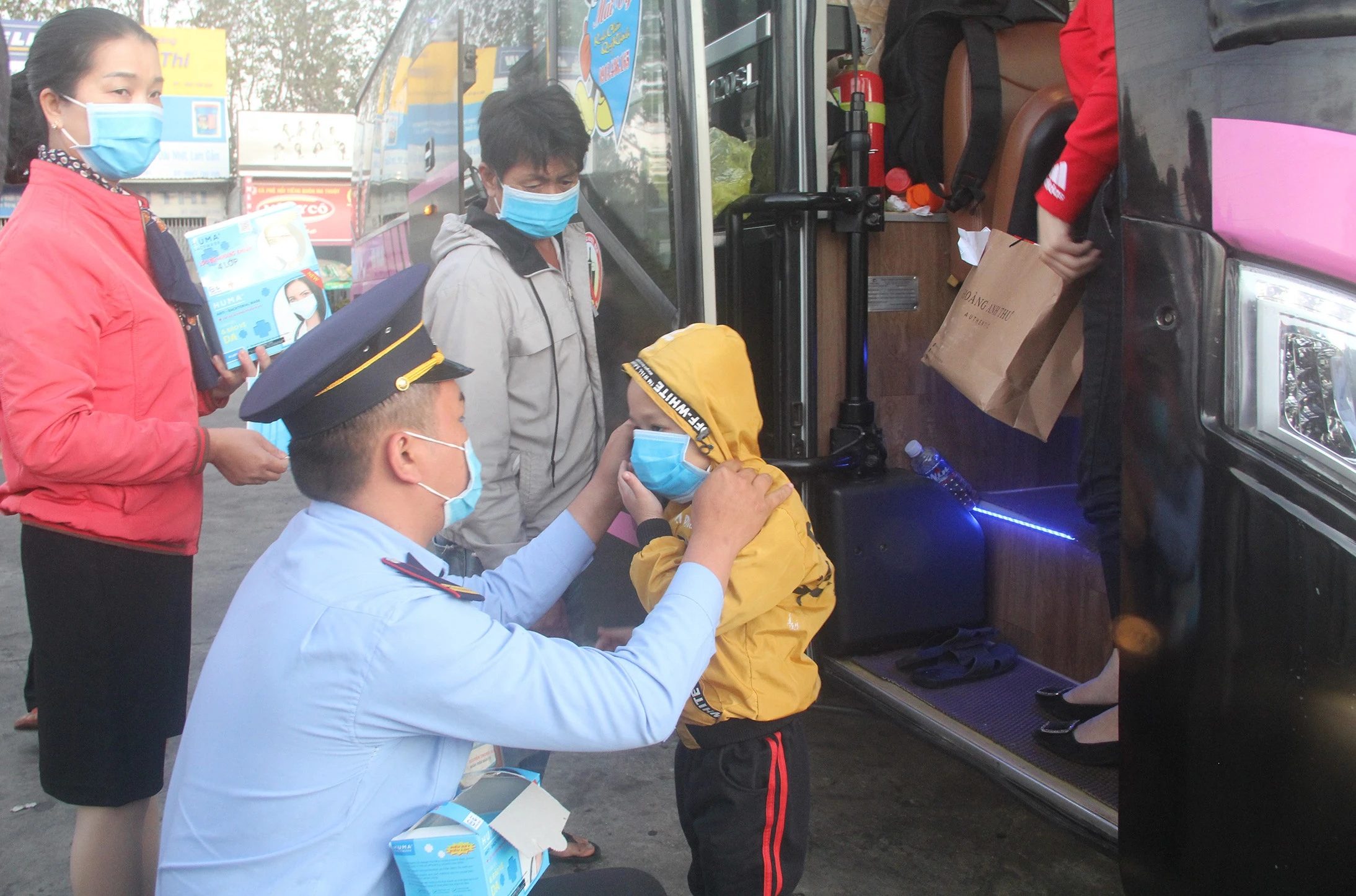 Phat khau trang mien phi anh 1