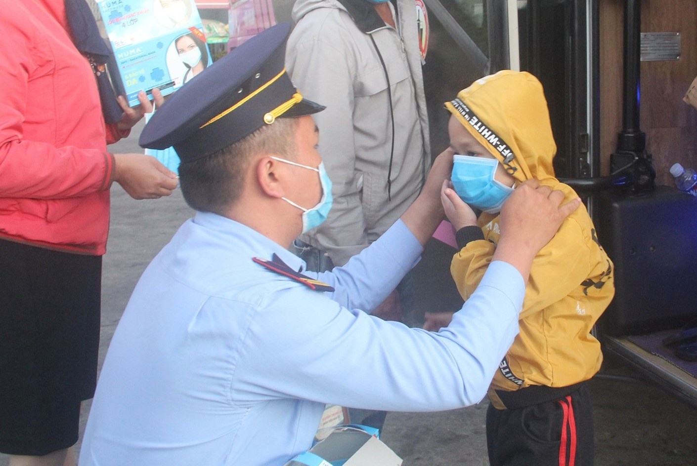 Phat hang nghin khau trang cho hanh khach tai ben xe hinh anh