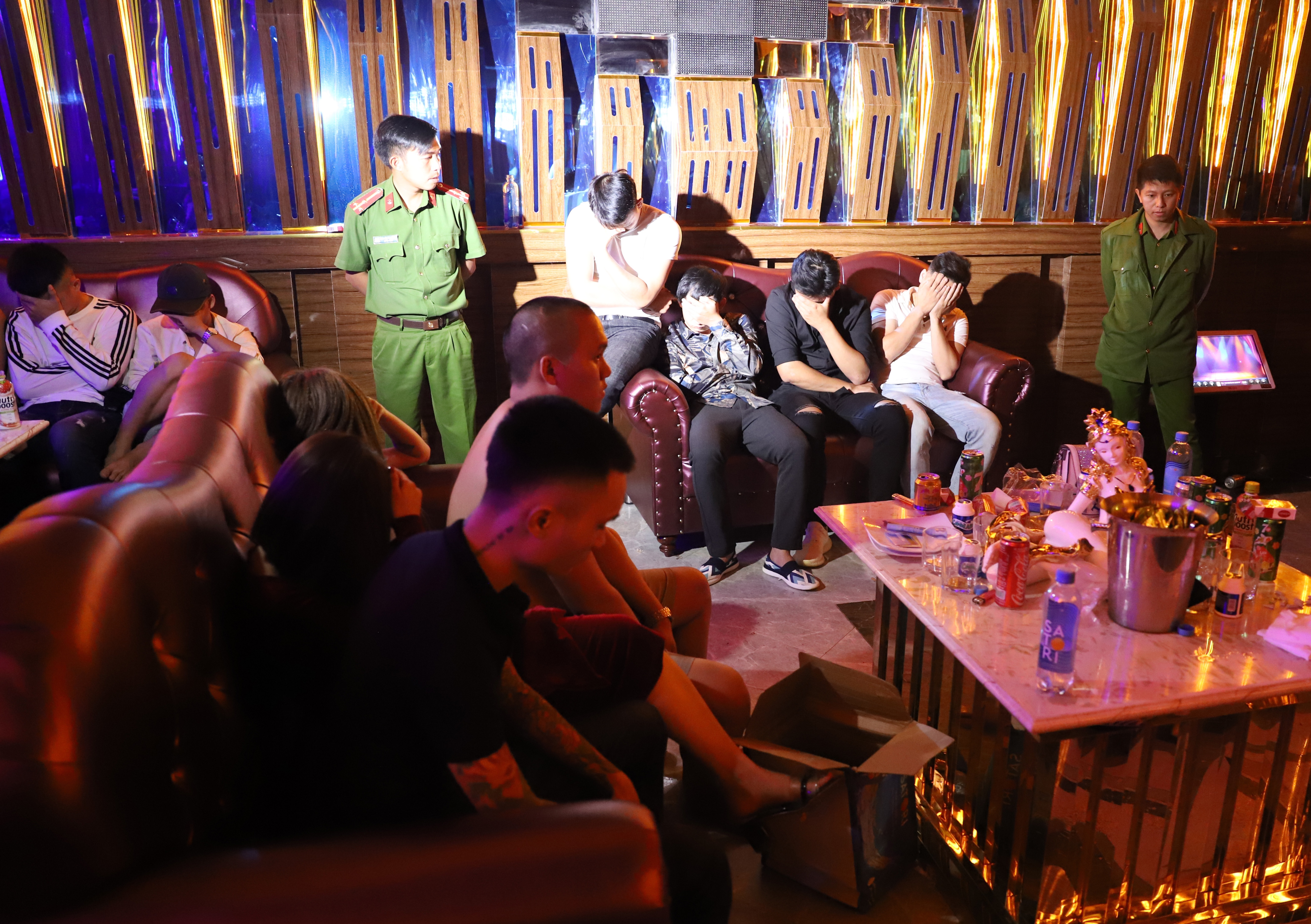 Bat qua tang 25 nam nu phe ma tuy trong quan karaoke hinh anh