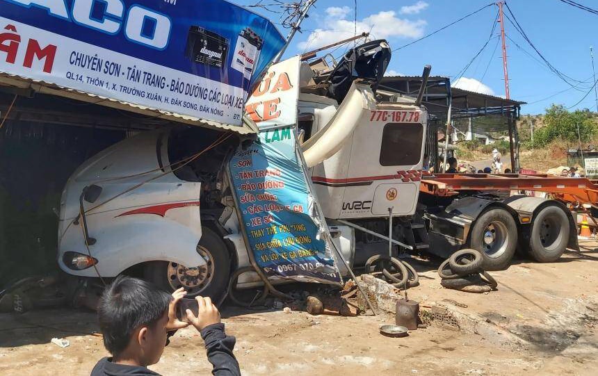 5 oto tong nhau, duong Ho Chi Minh un tac keo dai hinh anh