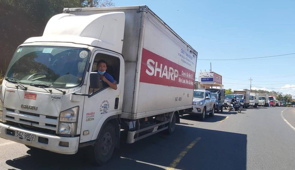 5 oto tong nhau,  duong Ho Chi Minh un tac anh 2