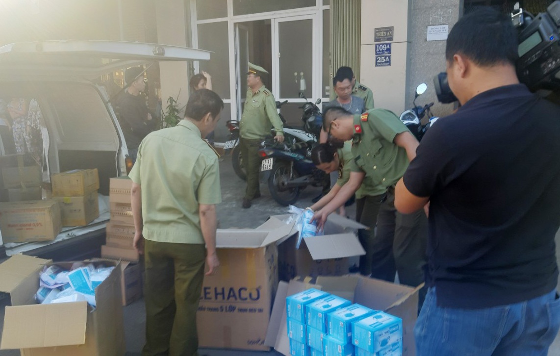 Tang gia ban khau trang mua dich anh 1