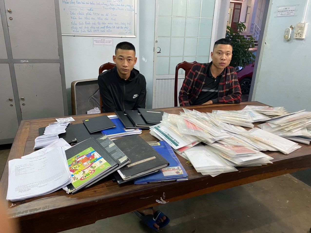 Nhom thanh nien cho vay nang lai anh 1