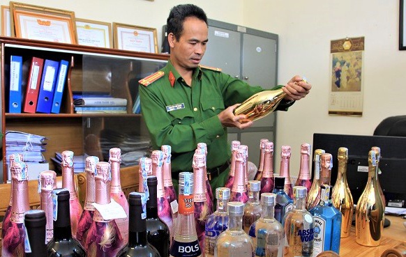 11 thanh nien duong tinh ma tuy trong quan bar luc rang sang hinh anh