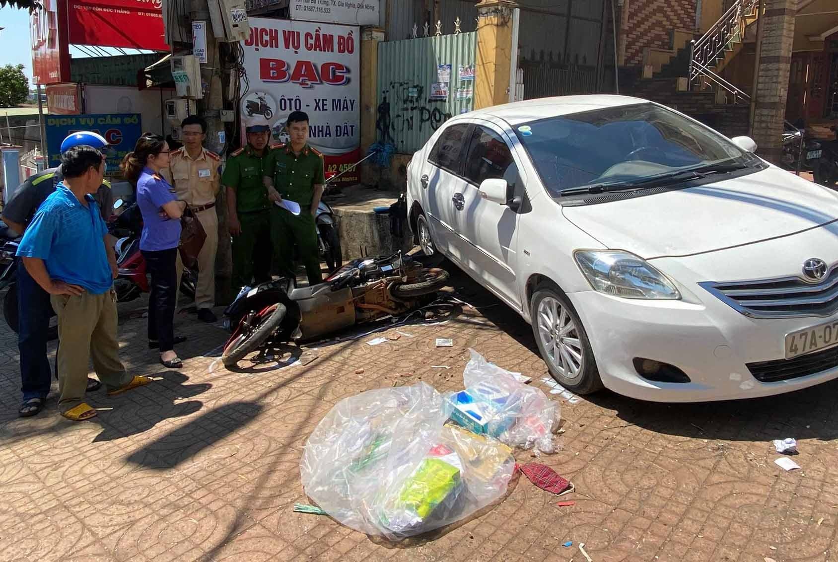 Nu tai xe de oto troi tu do tong chet nguoi di duong hinh anh