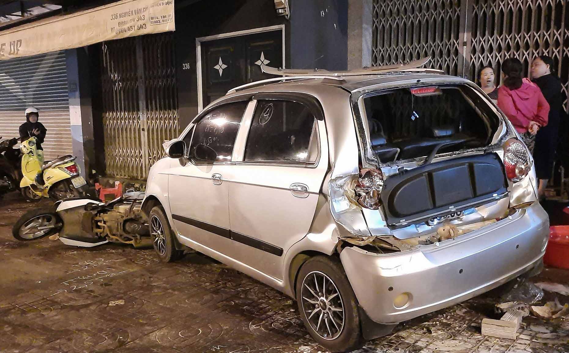 Nhieu thuc khach bo chay khi xe ben gay tai nan lien hoan hinh anh