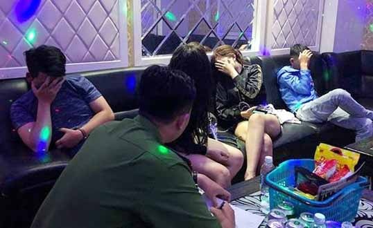 24 thanh nien duong tinh ma tuy trong quan karaoke luc rang sang hinh anh
