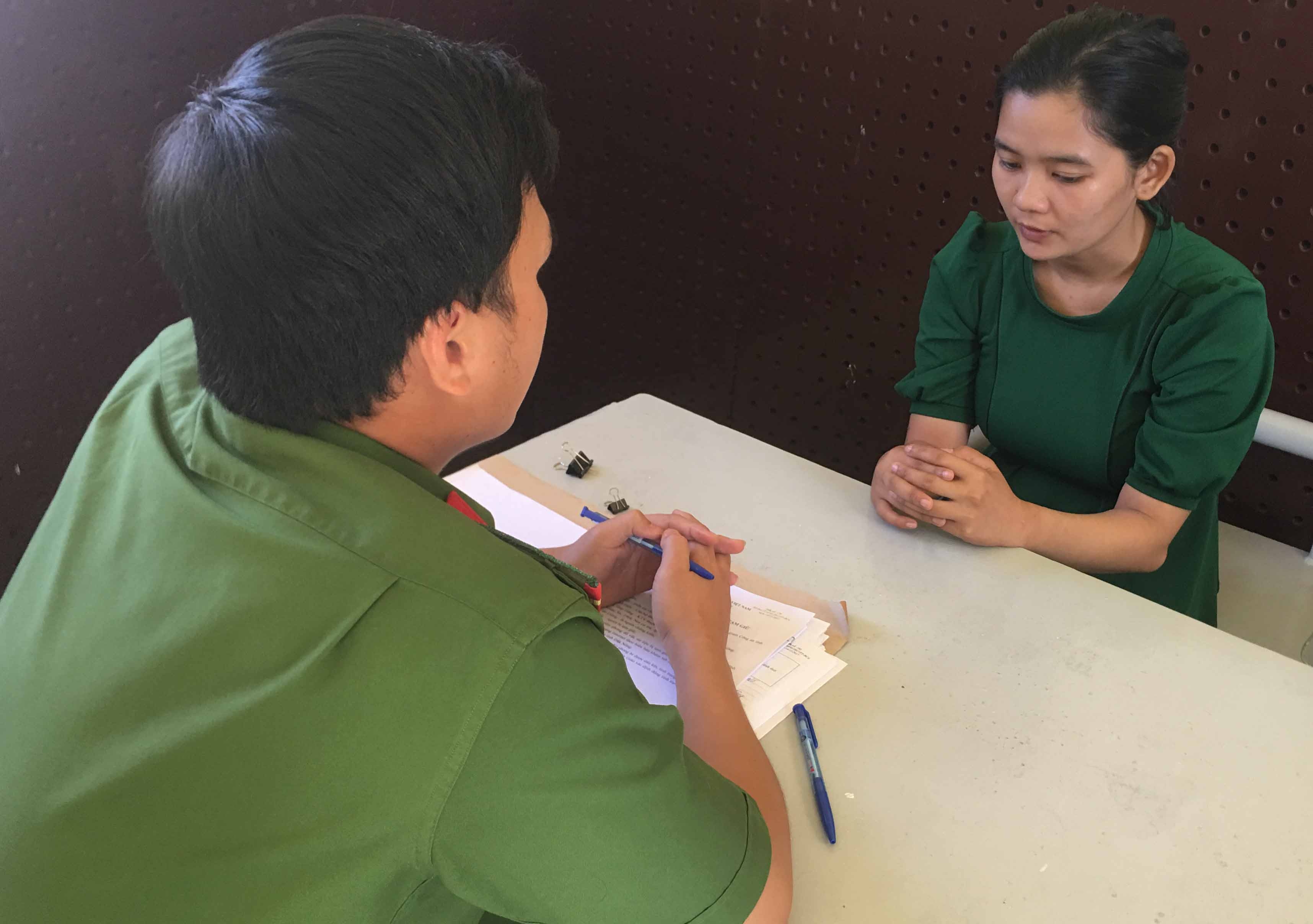 Co gai lua ban khau trang anh 1