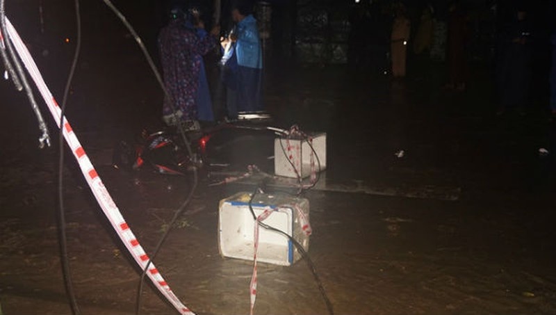 Hai vo chong bi dien giat tu vong hinh anh