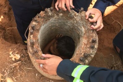 Giai cuu be trai 8 tuoi mac ket trong tru dien suot 5 gio hinh anh