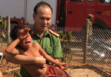 Be trai mac ket trong tru dien anh 2