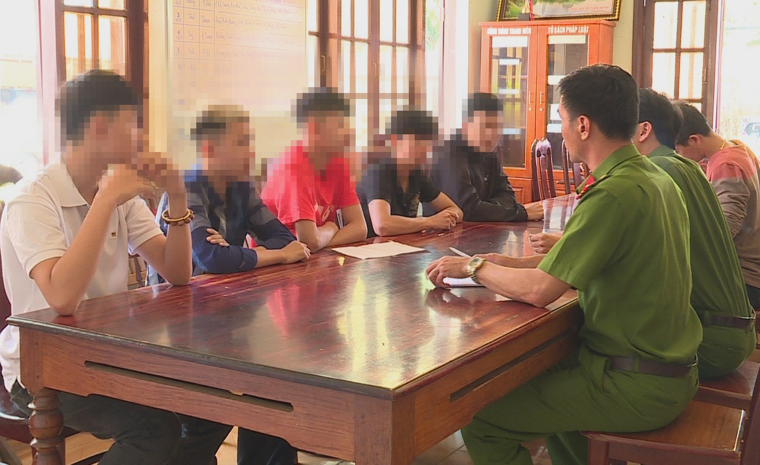 Hai nhom thieu nien hon chien anh 1