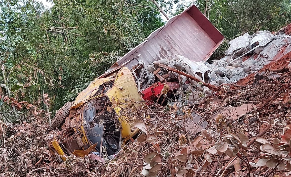 Xe tai lao xuong vuc anh 1