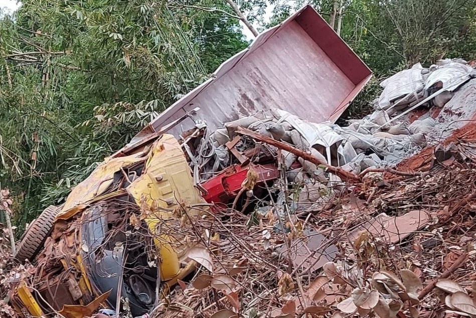 Xe cho xi mang lao xuong vuc, 3 nguoi bi thuong hinh anh