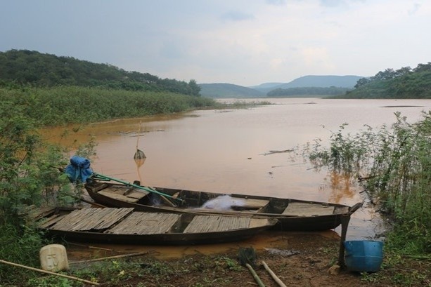 Hai anh em tu vong o dap nuoc gan nha hinh anh