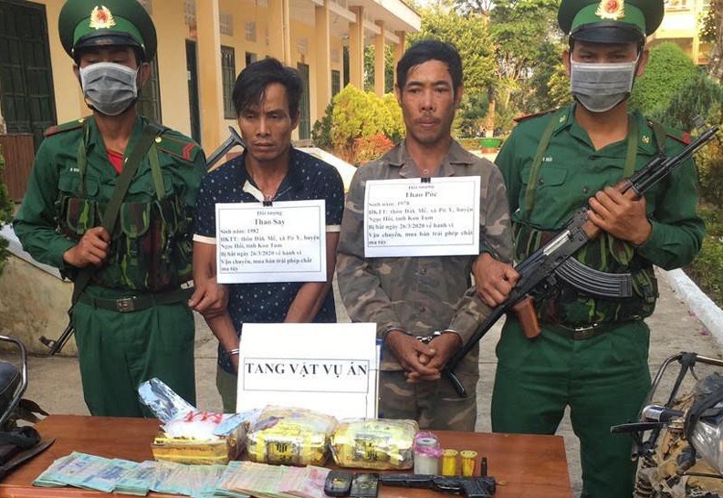 Nhom van chuyen ma tuy mang theo sung ngan hinh anh