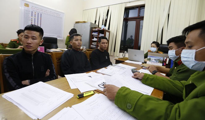 Nhom thanh nien cho vay nang lai anh 1