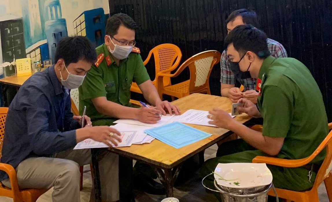 Xu phat quan nhau khong chap hanh lenh dong cua hinh anh