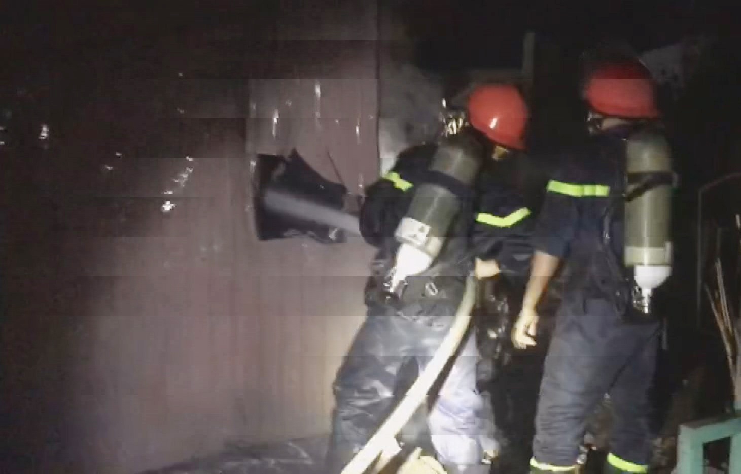 Hoa hoan thieu rui nha kho chua thiet bi dien hinh anh