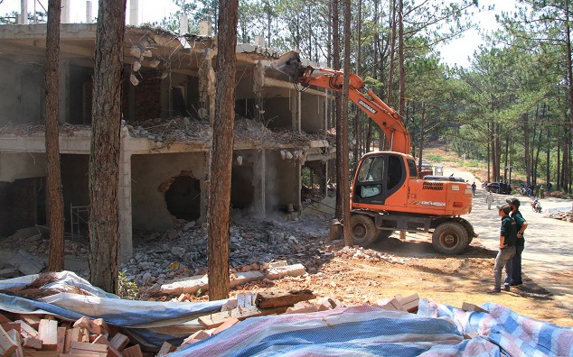 Cuong che cong trinh xay khong phep gan 1.200 m2 o ho Tuyen Lam hinh anh