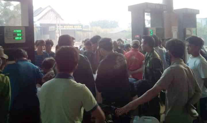 Do xo di mua xang vi tin don ve dich Covid-19 hinh anh