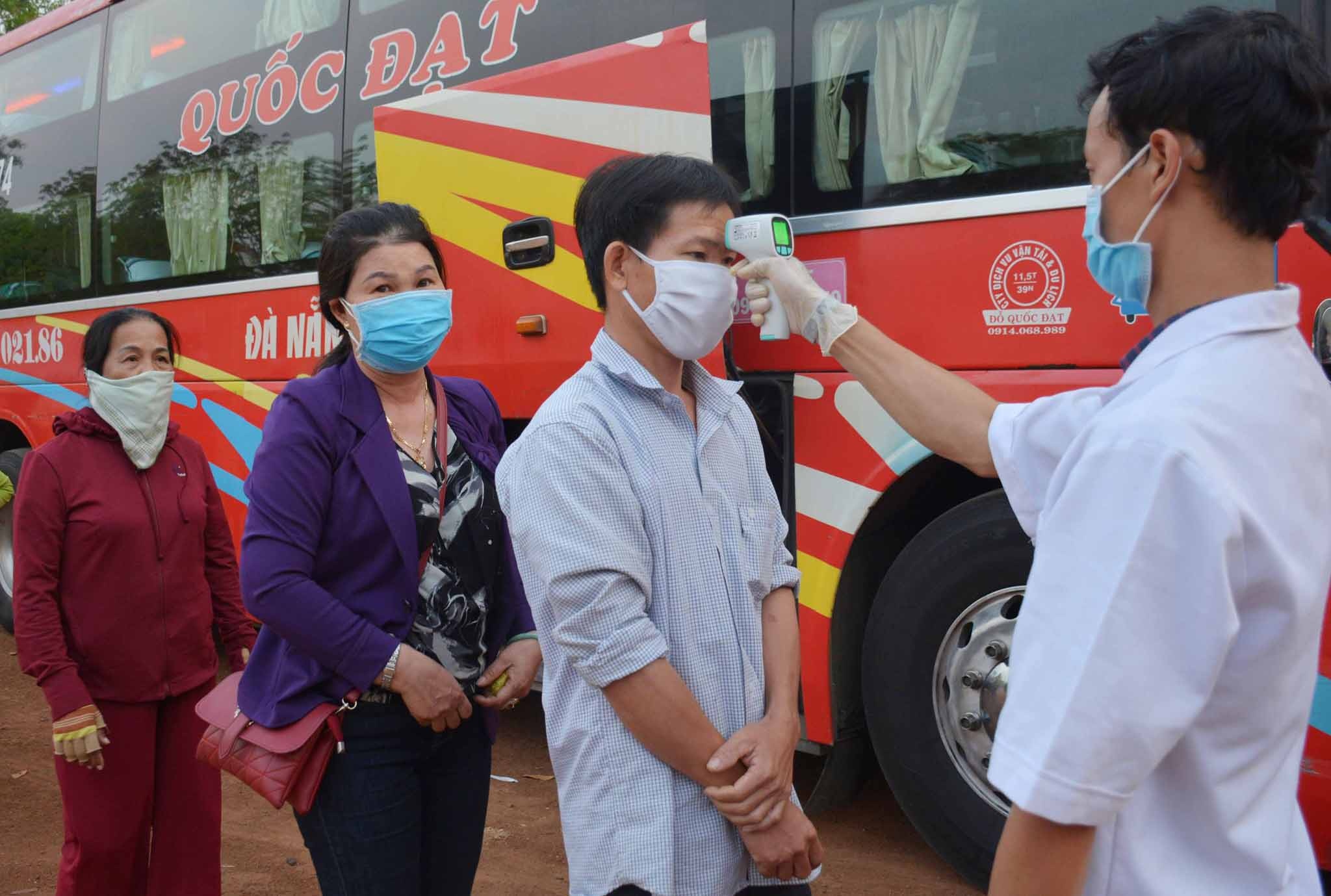 Dak Lak lap 14 chot kiem soat, cam xe khach vao dia phuong hinh anh